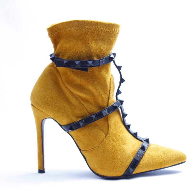 Botines con tachuelas con tacón