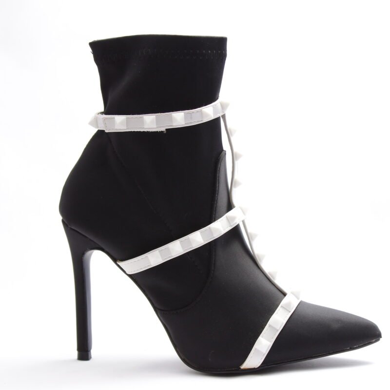 Botines con tachuelas con tacón