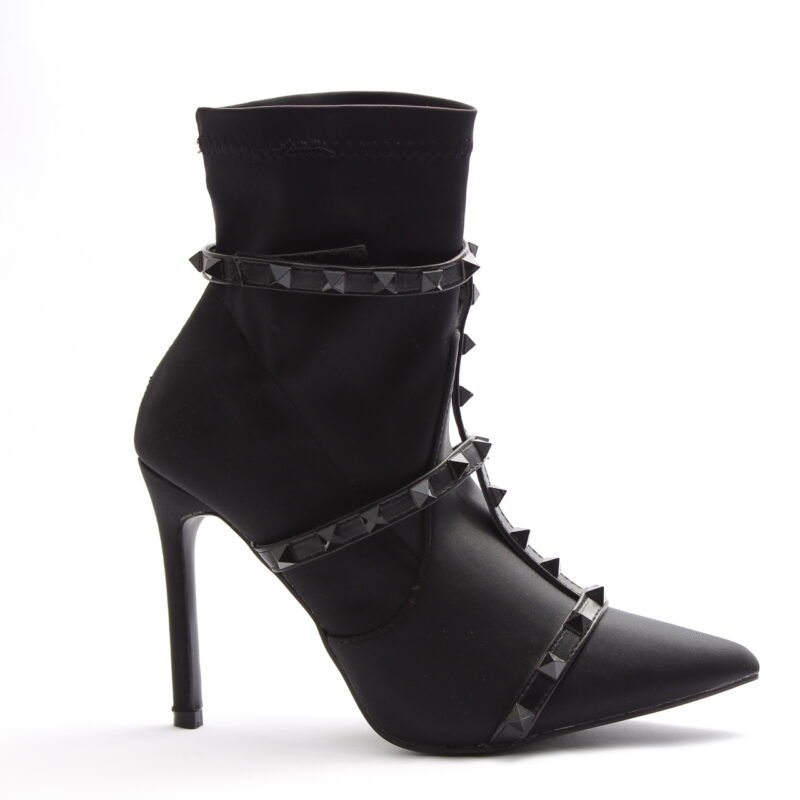 Botines con tachuelas con tacón