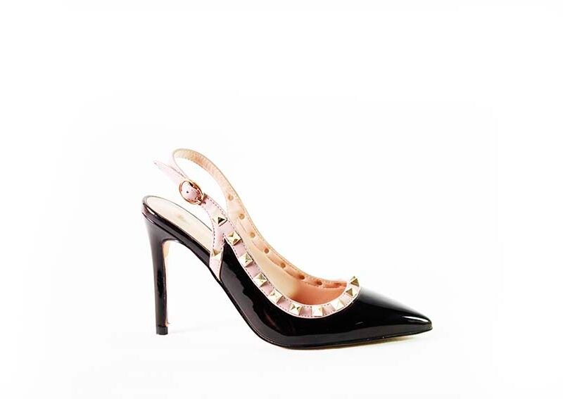 Zapatos con tacón con tachuelas