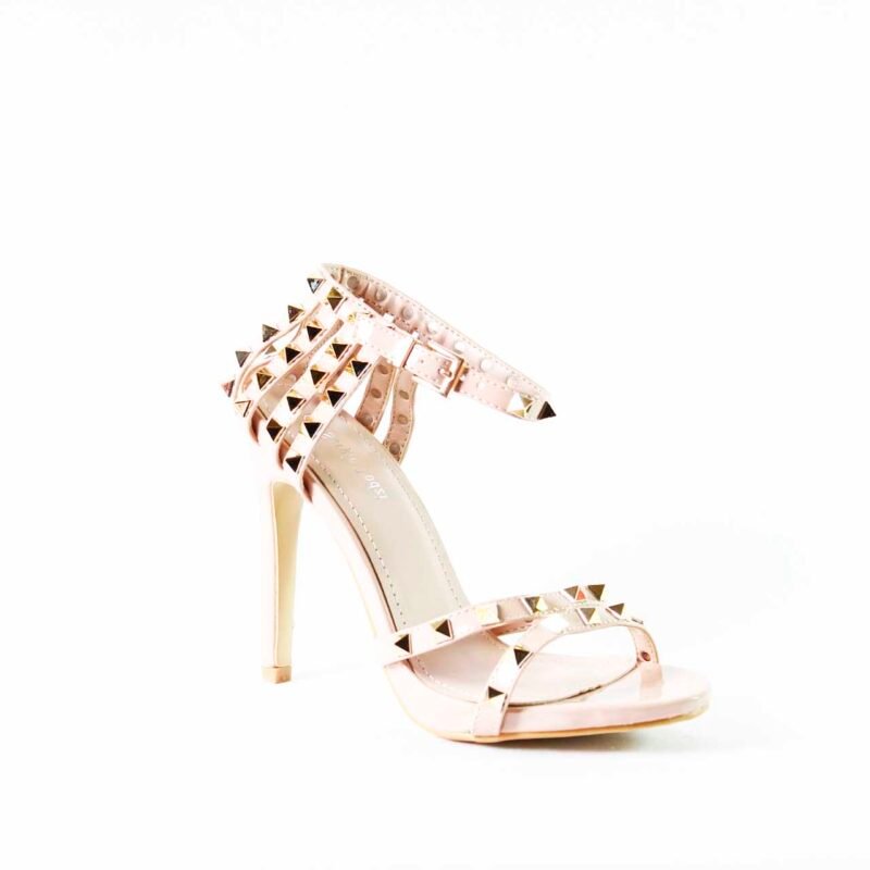 Sandalias con tacón con tachuelas