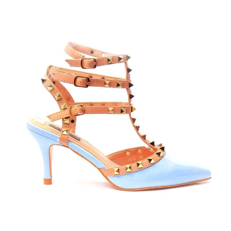 Zapatos con tacón con tachuelas