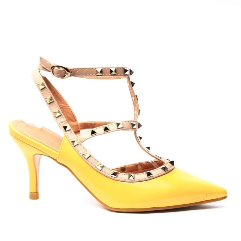 Zapatos con tacón con tachuelas