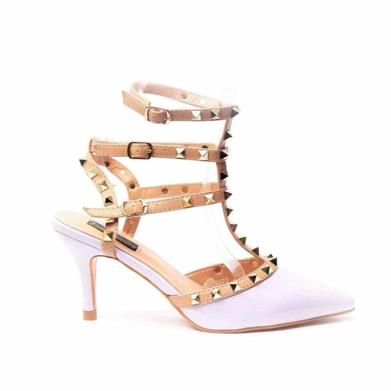 Zapatos con tacón con tachuelas