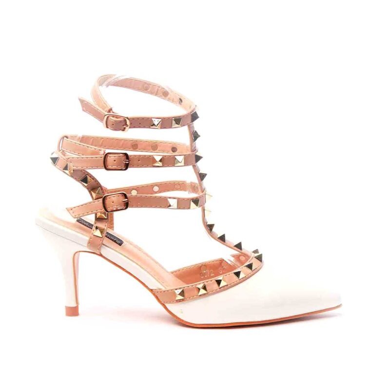 Zapatos con tacón con tachuelas