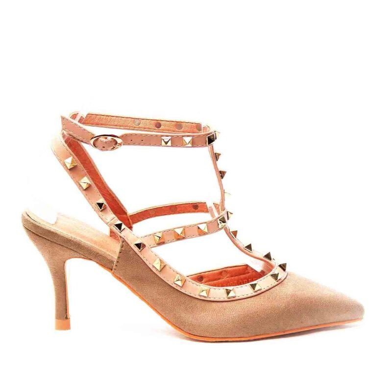 Zapatos con tacón con tachuelas