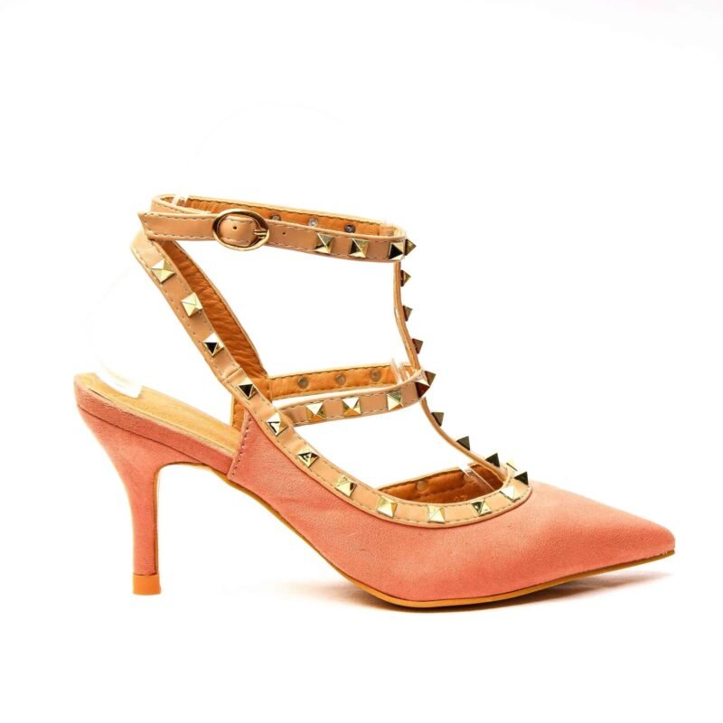 Zapatos con tacón con tachuelas