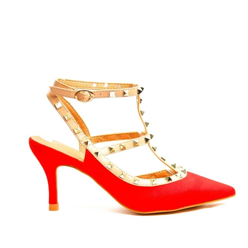 Zapatos con tacón con tachuelas