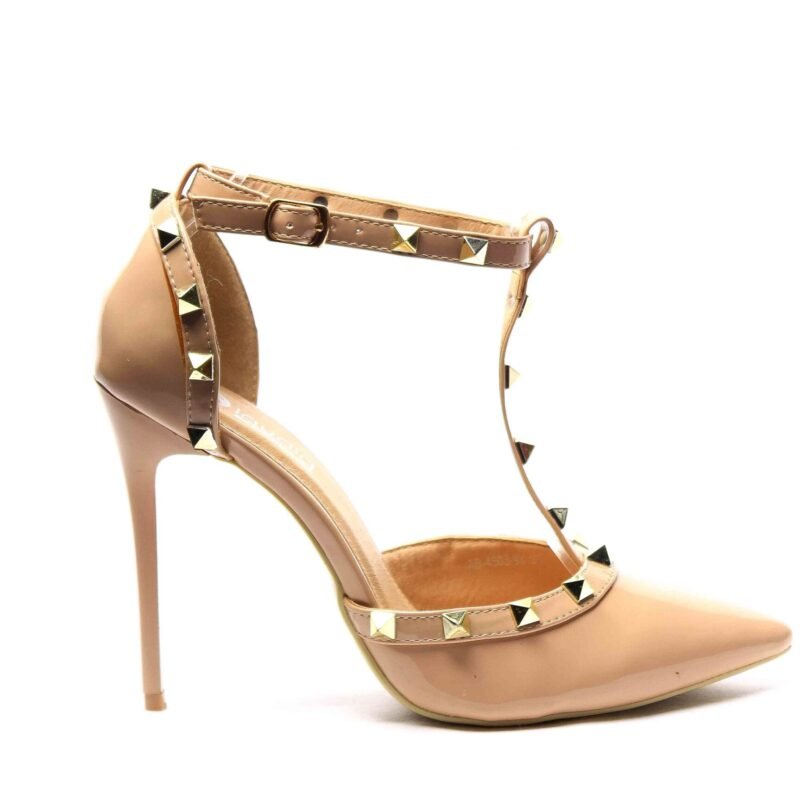 Zapatos con tacón con tachuelas