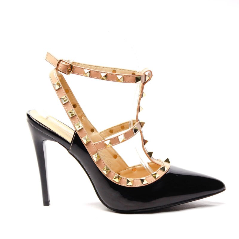 Zapatos con tacón con tachuelas