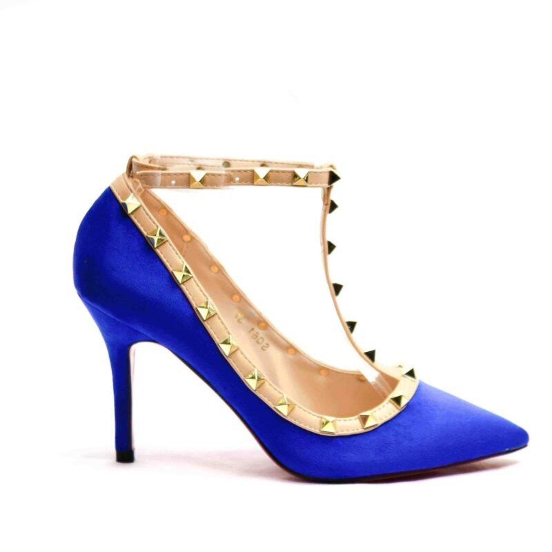 Zapatos con tacón con tachuelas