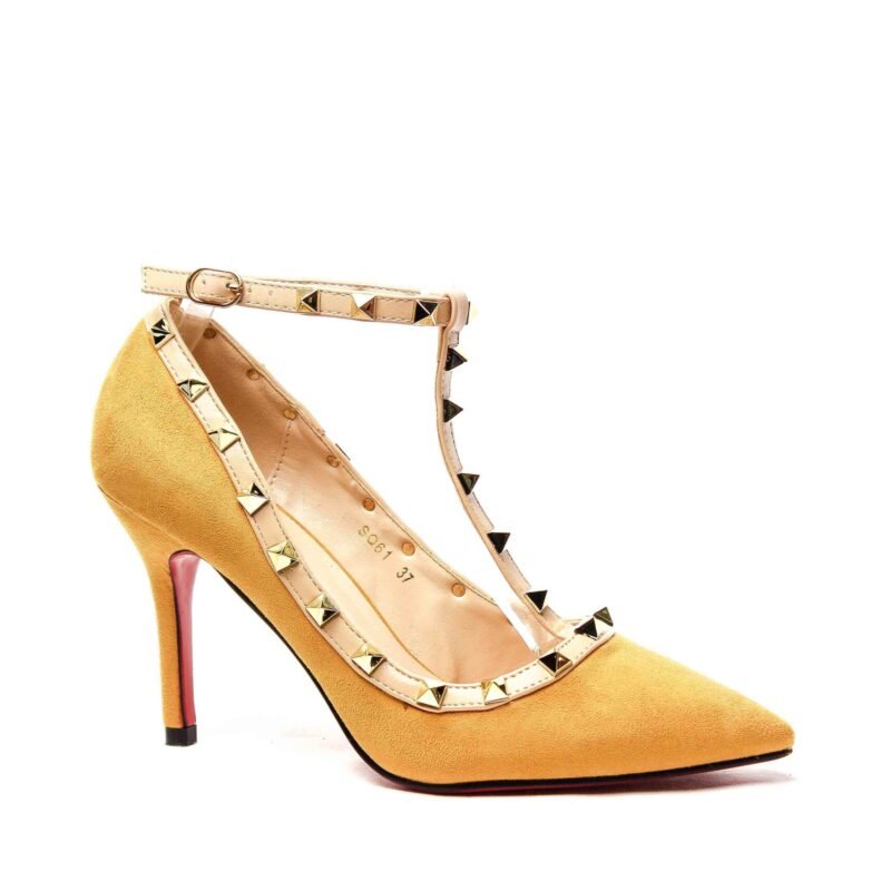 Zapatos con tacón con tachuelas