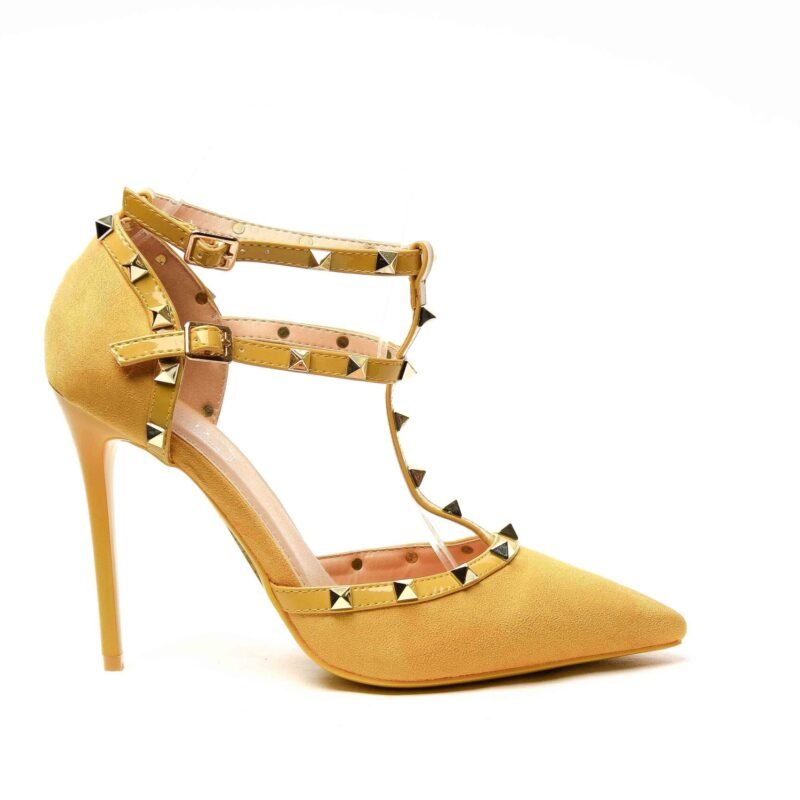 Zapatos con tacón con tachuelas