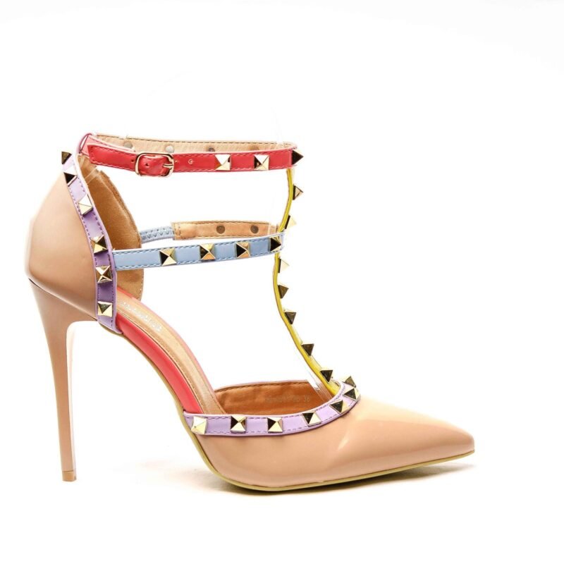 Zapatos con tacón con tachuelas