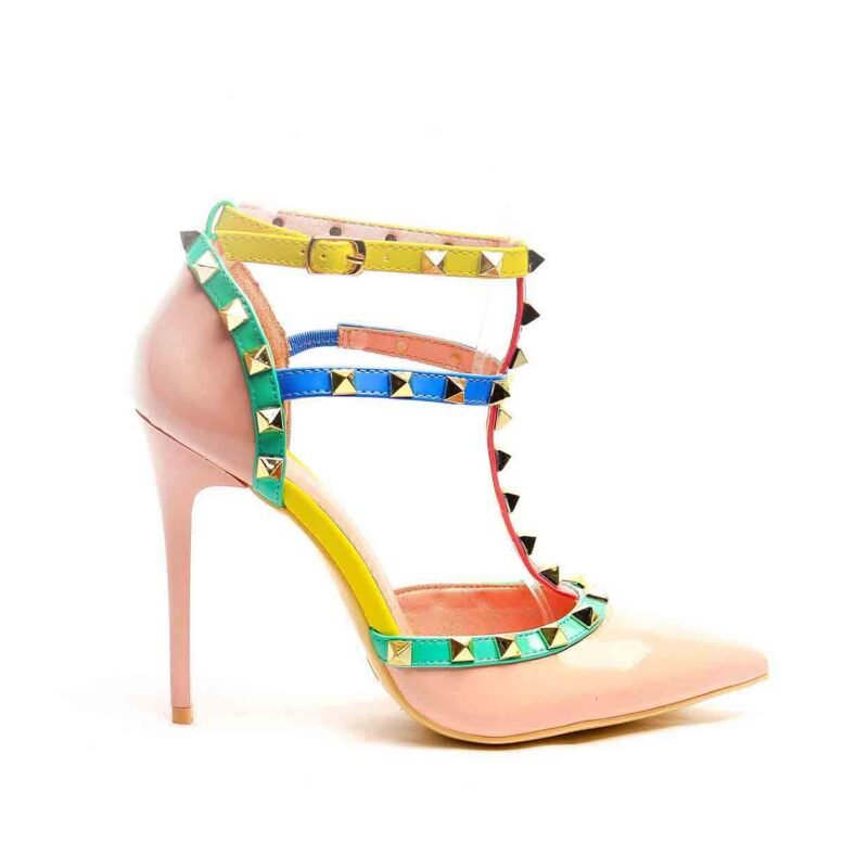 Zapatos con tacón con tachuelas