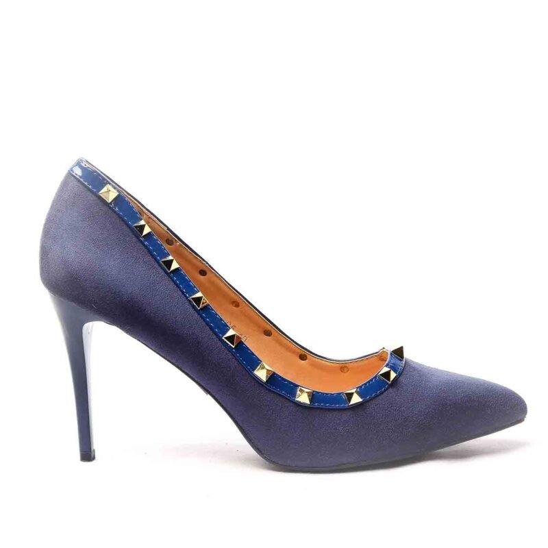 Zapatos con tacón con tachuelas