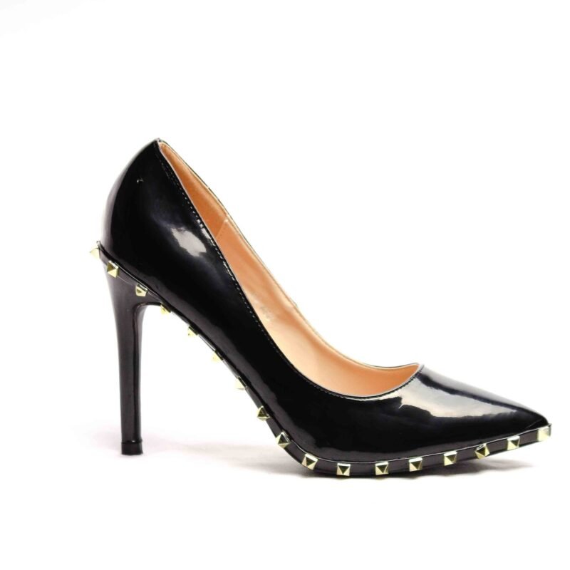 Zapatos con tacón con tachuelas