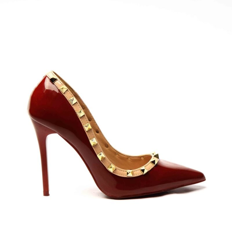 Zapatos con tacón con tachuelas