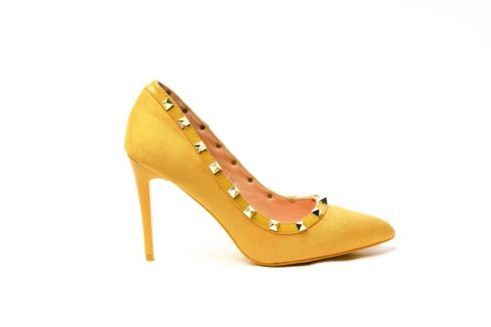 Zapatos con tacón con tachuelas