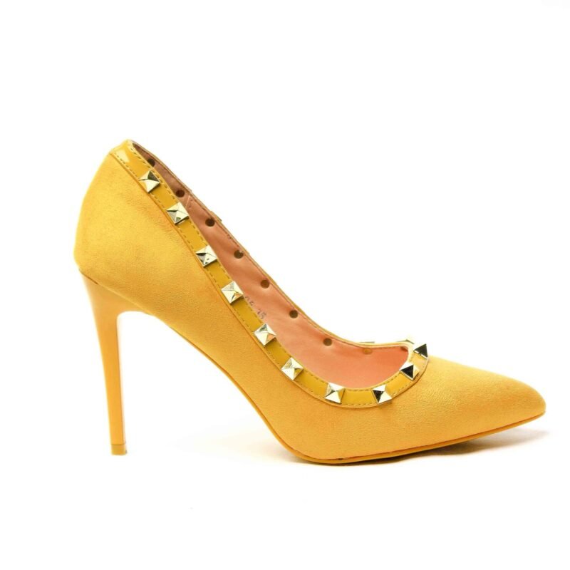 Zapatos con tacón con tachuelas