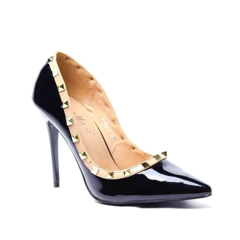 Zapatos con tacón con tachuelas