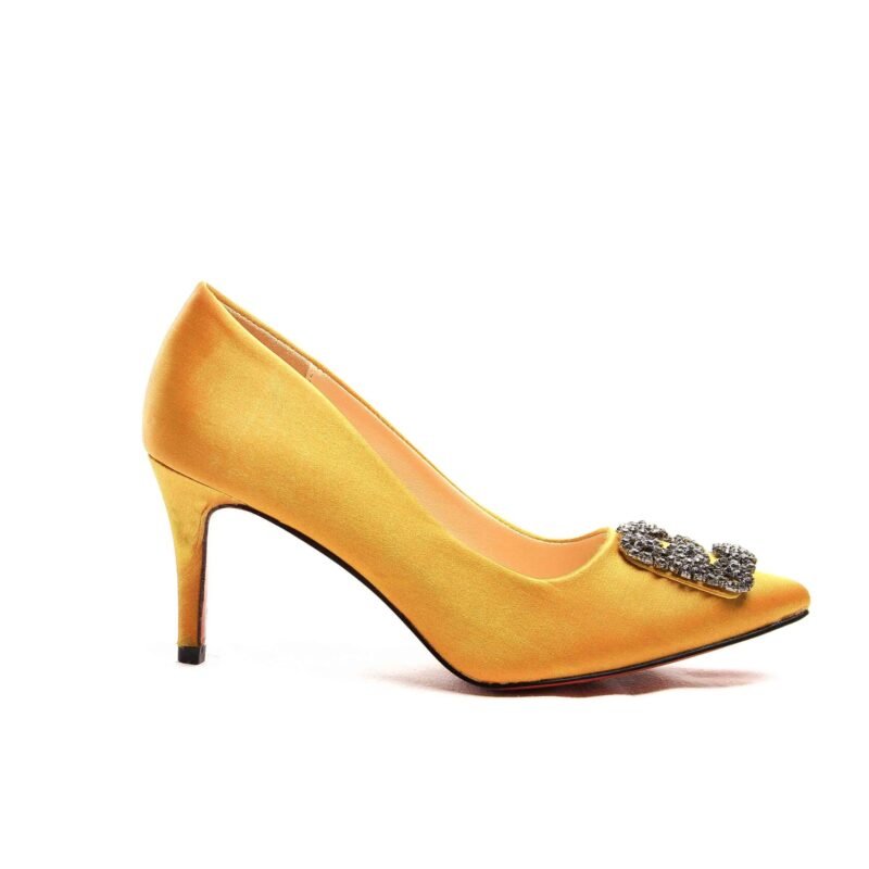 Zapatos con tacón con suela roja