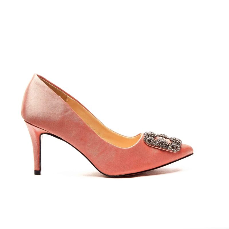 Zapatos con tacón con suela roja