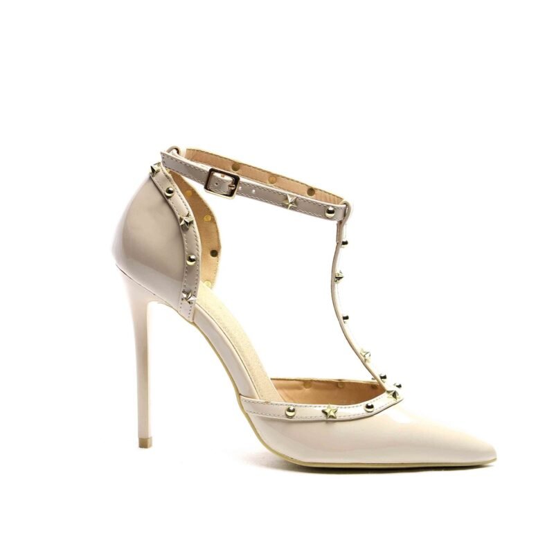 Zapatos con tacón con tachuelas