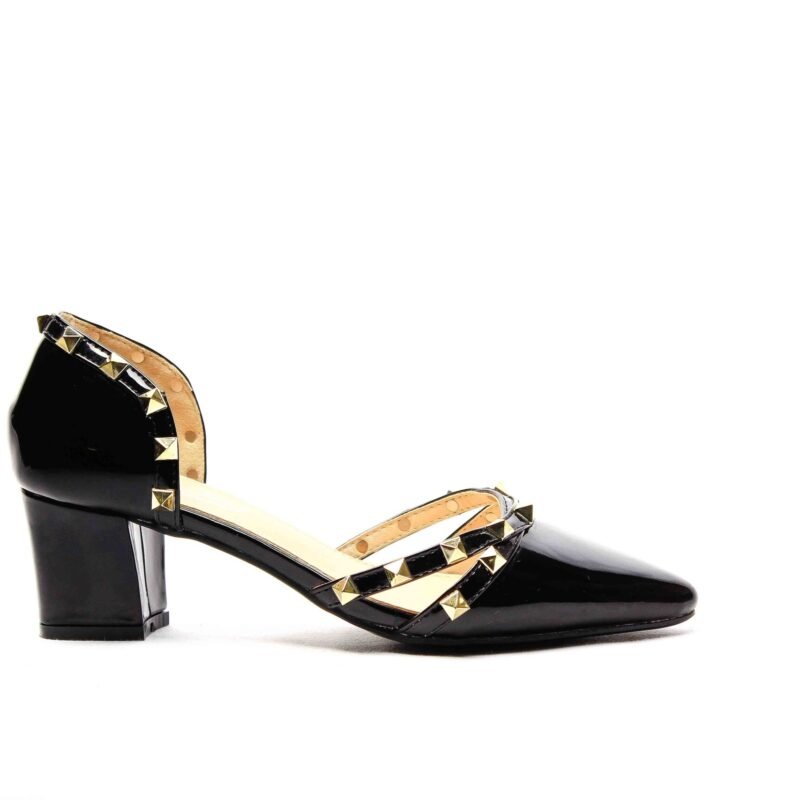 Zapatos con tacón con tachuelas