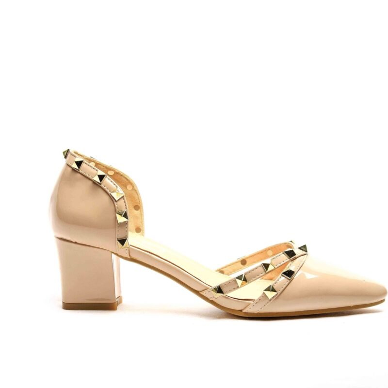 Zapatos con tacón con tachuelas