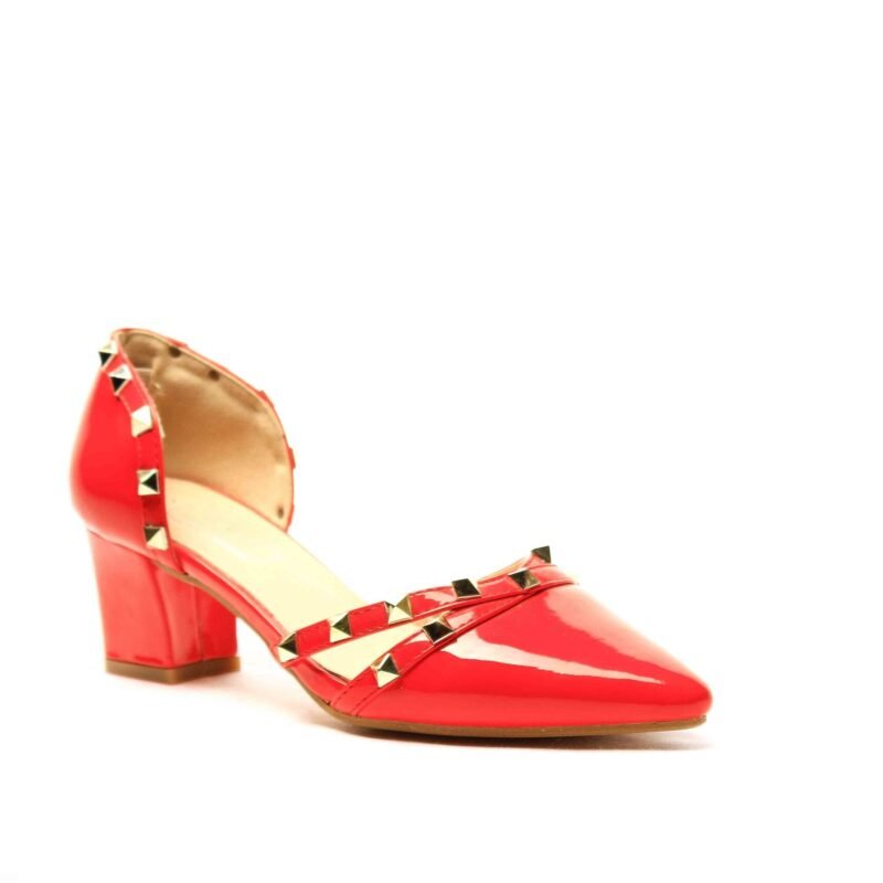 Zapatos con tacón con tachuelas