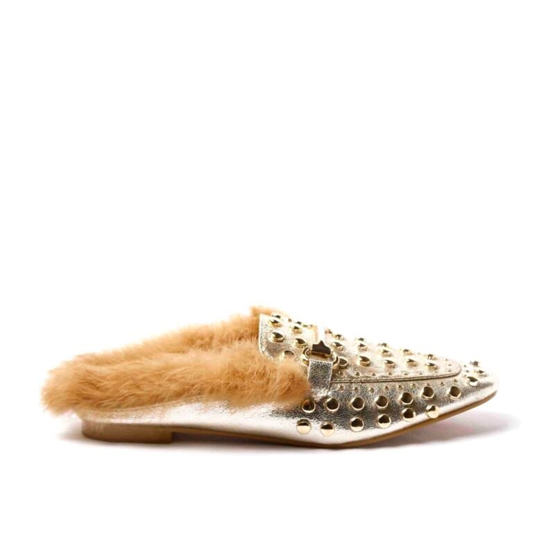 Zapatos planos con tachuelas y pelo