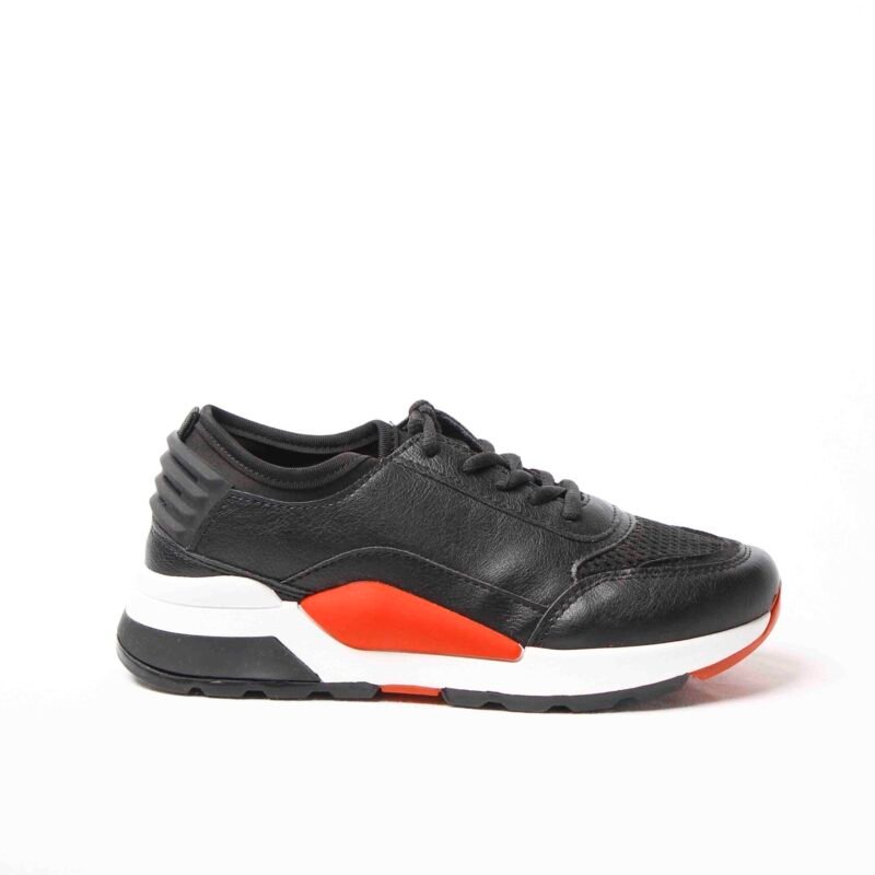 Deportivos negro y rojo