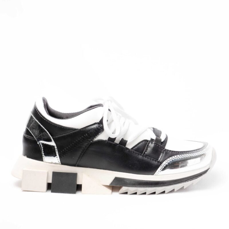 Deportivos con suela geométrica