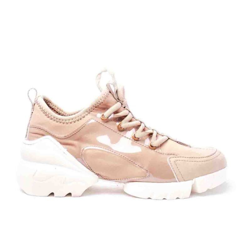 Deportivos con detalle transparente