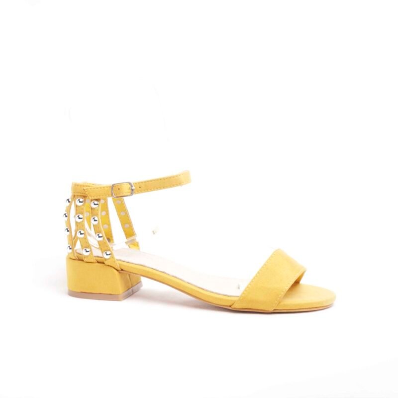 Sandalias planas con tachuelas