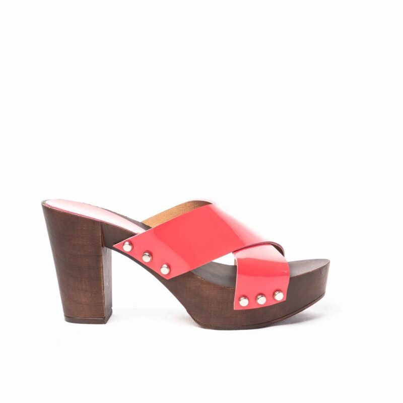 Chanclas de charol con tacón