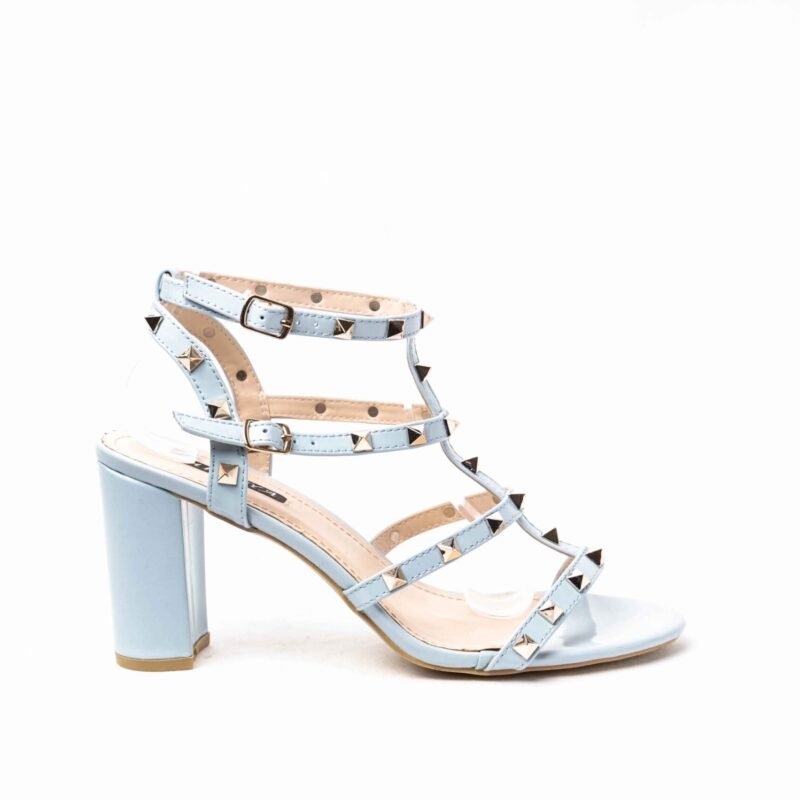 Sandalias con tacón con tachuelas