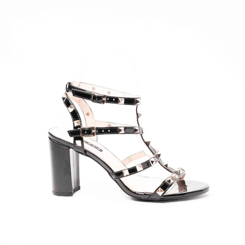 Sandalias con tacón con tachuelas