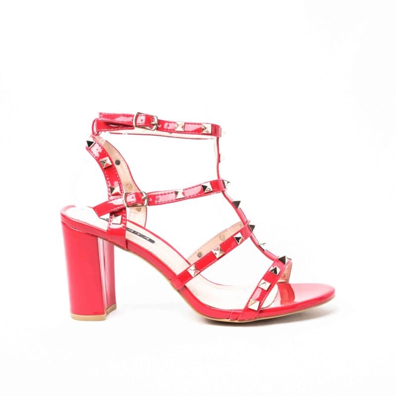 Sandalias con tacón con tachuelas