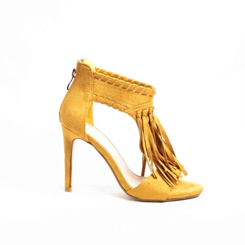 Sandalias con tacón y con flequillos